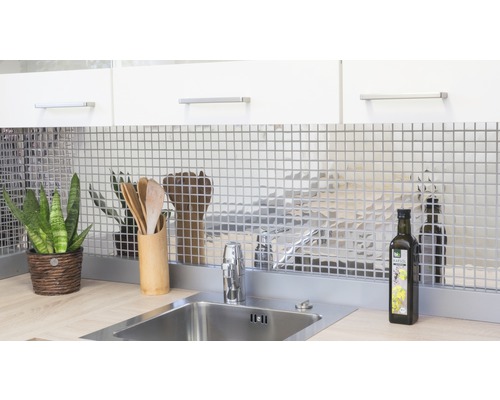 Keukenscène met spoelbak, kraan en mozaïektegels