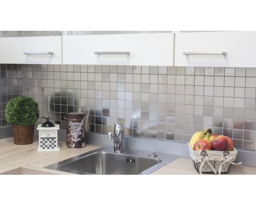 Keukenscène met spoelbak, kraan, tegels en decoraties