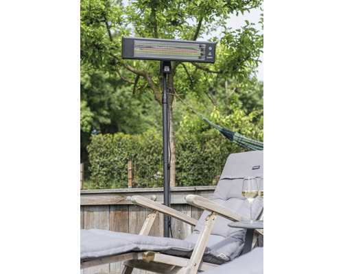 Terrasopstelling met terrasverwarmer op statief en tuinmeubilair