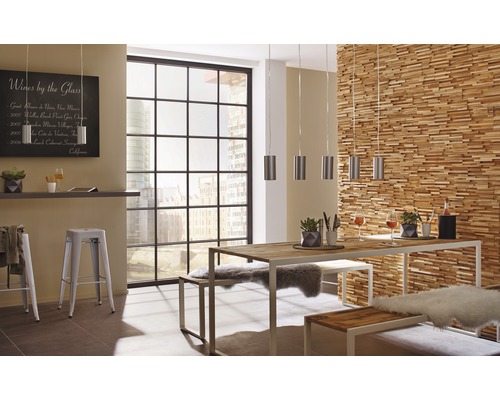 Eetkamer met eettafel, banken, hanglampen en houten wandpaneel