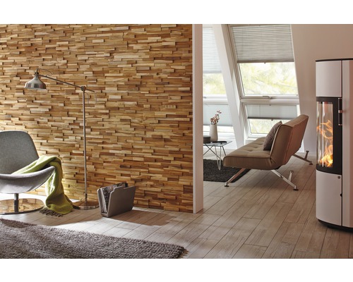 Woonkamer met houten wand, lamp, fauteuil en kachel