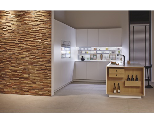 Moderne keuken met witte kasten, kookeiland en houten wand