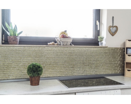 Keukenscène met mozaïektegelwand en decoraties