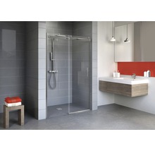 Moderne badkamer met glazen douche, wastafel en spiegel