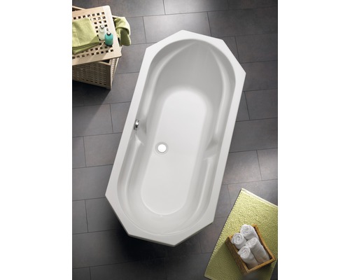 Bovenaanzicht van een wit hoekbad in een badkamer met tegelvloer