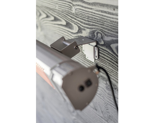 Close-up van een aan de muur gemonteerde terrasverwarmer met beugel