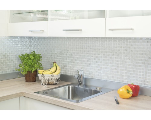 Keukenscène met spoelbak, kraan, mozaïektegels en voedsel