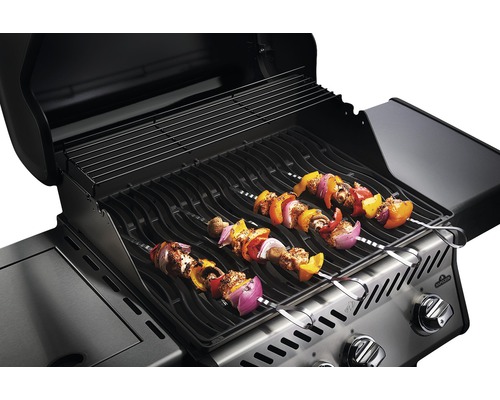 Barbecue met groentespiesen op het rooster