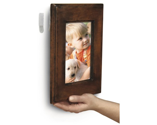 Houten fotolijst met foto en plakstrips voor bevestiging aan de muur