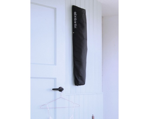 Droogmolen in een opbergtas met het bedrijfslogo Brabantia aan de muur