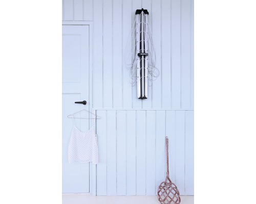 Wandgemonteerd wasrek naast deur en kleding