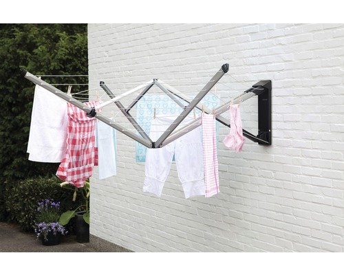 Droogmolen voor wandmontage met eraan hangende was.