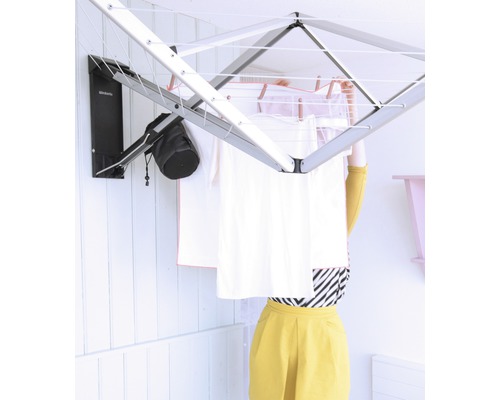 Wandwaslijn met wasgoed in de tuin