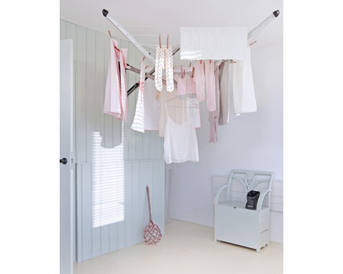 Droogmolen met opgehangen wasgoed in een lichte ruimte