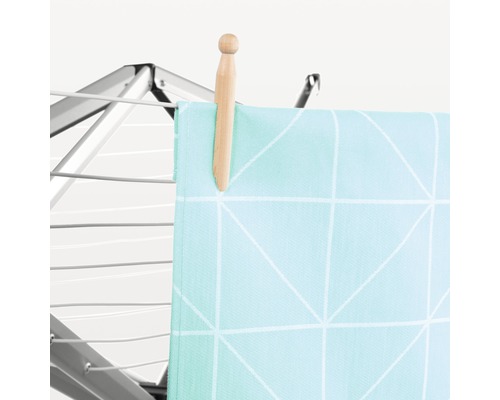 Houten wasknijper houdt een doek vast op een wasmolen.