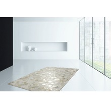 Moderne woonkamer met vloerkleed, witte muren en groot raam.