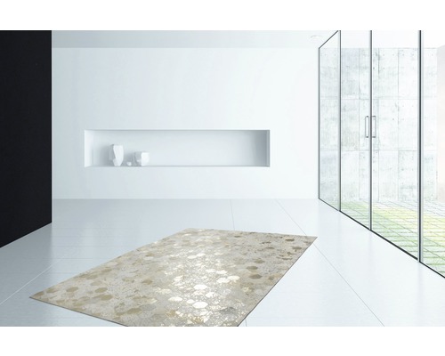 Moderne woonkamer met vloerkleed, witte muren en groot raam.