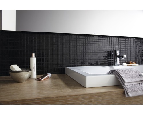 Moderne badkamer met waskom, kraan, handdoek en mozaïektegels