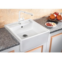 Witte gootsteen met kraan op een aanrecht