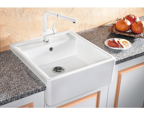 Witte gootsteen met kraan op een aanrecht