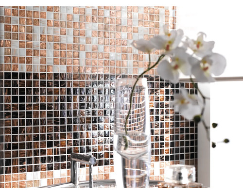 Wanddecoratie met mozaïektegels en bloemenvaas