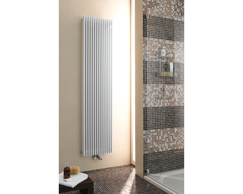 Badkamer met handdoekradiator, douche en mozaïektegels