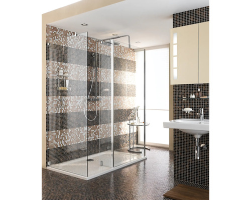 Moderne badkamer met inloopdouche, mozaïektegels en wastafel