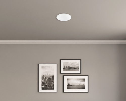 Plafond met ingebouwde ronde lamp en drie ingelijste foto''s aan de muur