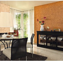 Eetkamer met tafel, stoelen en dressoir