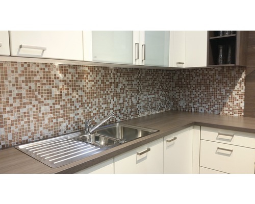 Spoelbak met mozaïektegels op de muur