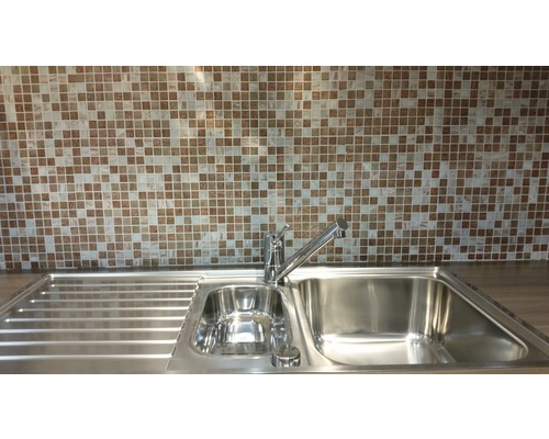 Roestvrijstalen spoelbak met kraan en mozaïektegels