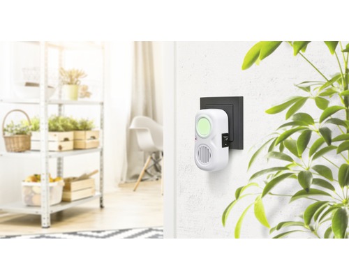 Ongediertebestrijder in de muur in een lichte woonkamer.