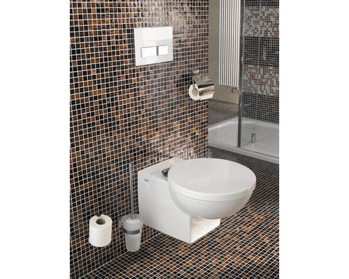 Moderne badkamer met wandcloset, mozaïektegels en douche