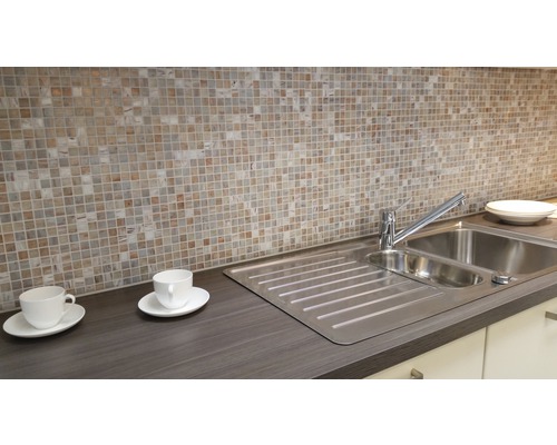 Keukenscène met spoelbak, kraan en mozaïektegels