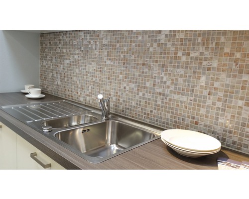 Keukenscène met spoelbak, kraan en mozaïektegels