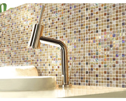 Badkamer met mozaïektegels en wastafelkraan