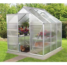 Kas met planten op rekken in de tuin