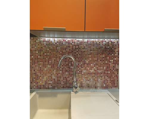 Keuken spoelbak met kraan voor mozaïektegels en hangkasten