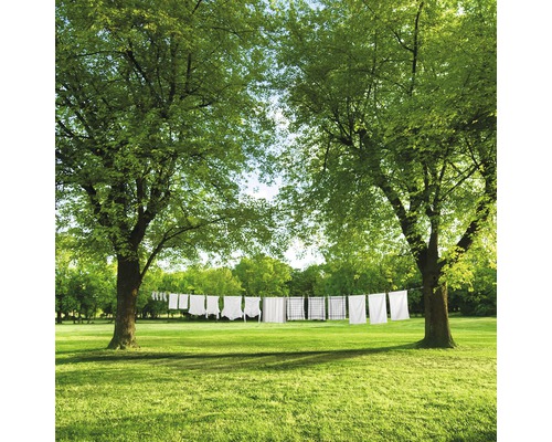 Wasmolen met witte was tussen bomen in de tuin