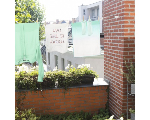 Waslijn op een balkon met wasgoed en planten