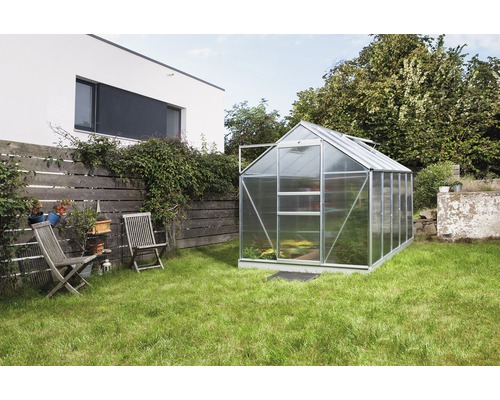 VITAVIA Kweekkas Venus 6200 aluminium met kanaalplaten 6 mm 195 x 321 cm Kas in de tuin met stoelen en hek
