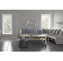 Lichte woonkamer met raam, plank, vloerlamp, zithoek van pallets, salontafel en kruk
