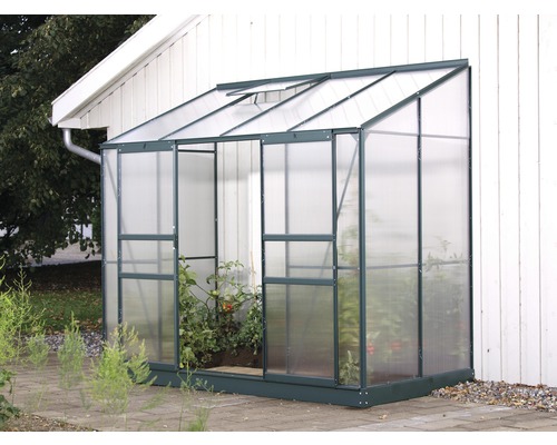 Kas met planten tegen een huismuur