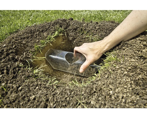 Grondmonsternameapparaat in gebruik voor tuinbodemanalyse