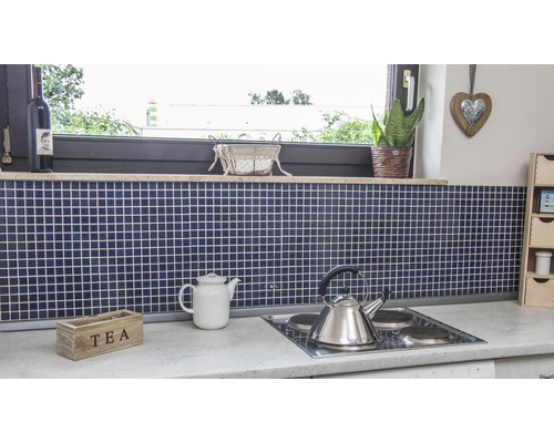 Keukenscène met mozaïektegels, theepot en waterkoker