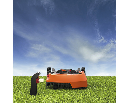 Robotmaaier met laadstation op gazon