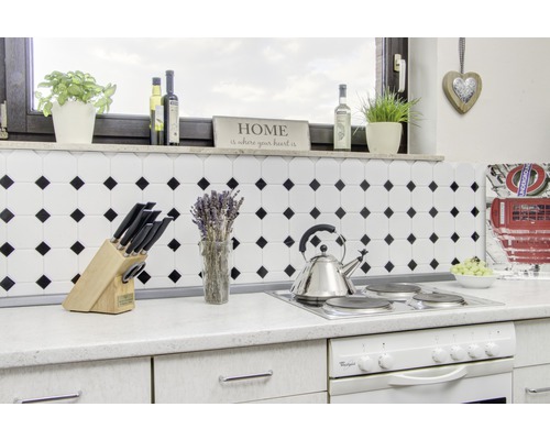 Keukenscène met kookplaat, waterkoker, messenblok en decoratie