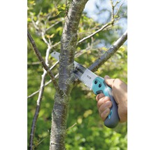 Tuinieren met een takkenzaag bij het snoeien van een boomtak