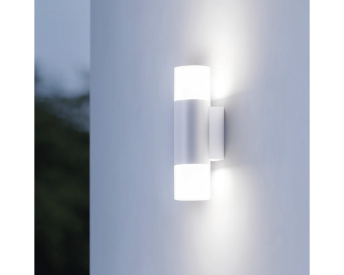 Witte led-buitenmuurlamp met cilindrisch ontwerp aan een muur