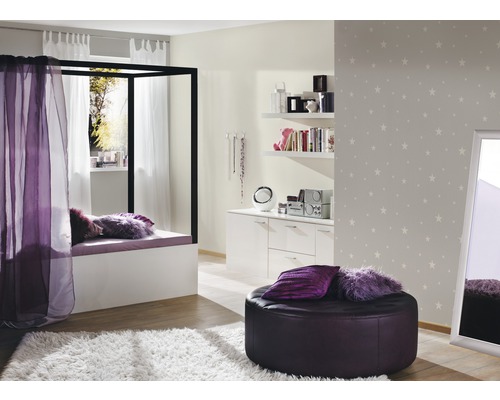 Lichte kamer met hemelbed, wit tapijt, zitting, commode en wandbehang met sterpatroon